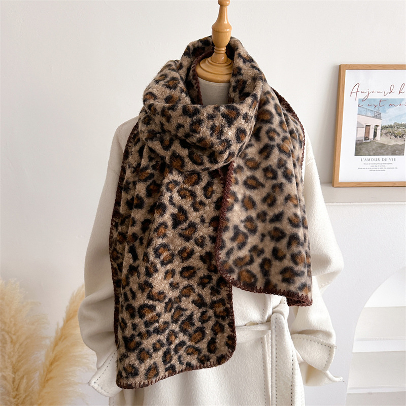 Jesienno-zimowy szal w panterk – Woven Scarf Blanket recenzja i cena