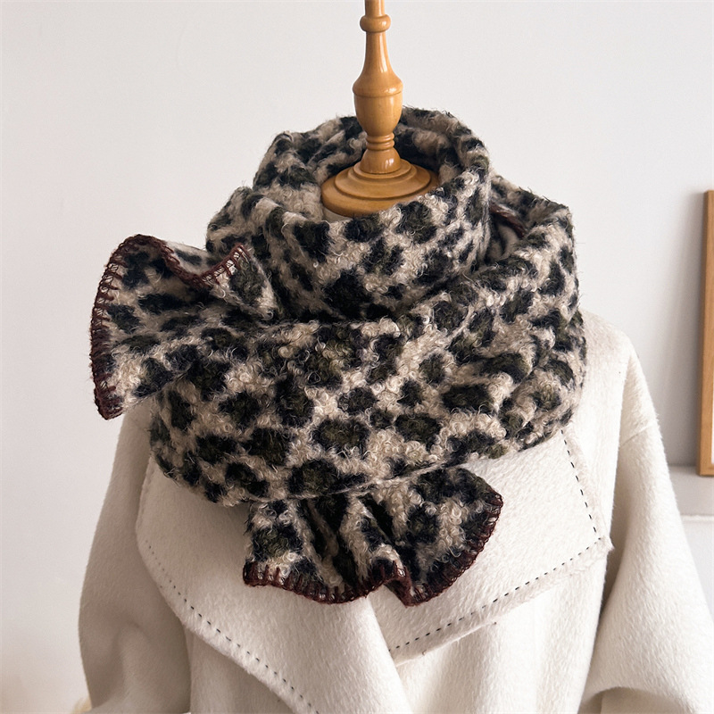 Jesienno-zimowy szal w panterk – Woven Scarf Blanket recenzja i cena