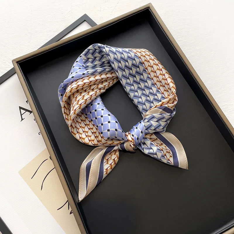 Nowy szalik damski z nadrukiem – Scarf Silk Square recenzja i cena