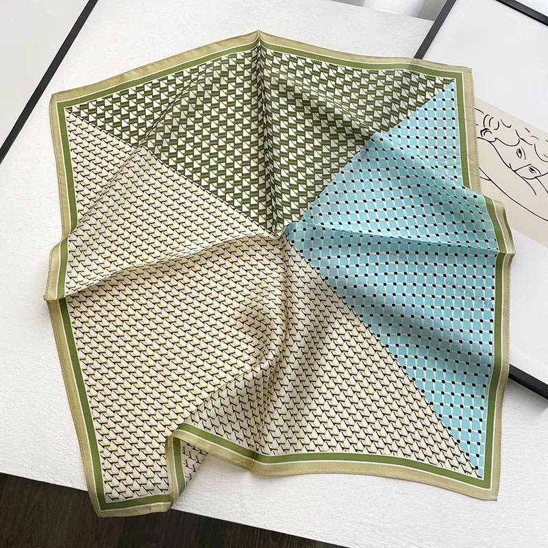 Nowy szalik damski z nadrukiem – Scarf Silk Square recenzja i cena
